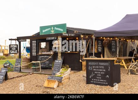 Fishmonger si trova su Crag Path che vende pesce fresco sulla spiaggia di Aldeburgh. Suffolk. REGNO UNITO. Foto Stock