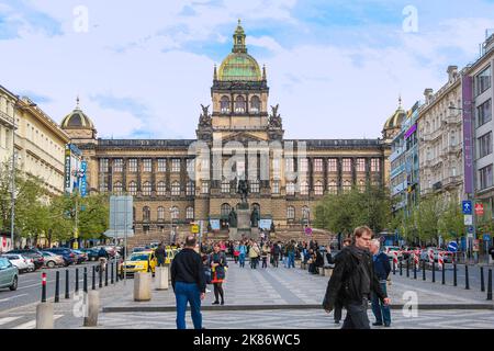 PRAGA, CECO - 23 APRILE 2012: Si tratta di Piazza Venceslao con la statua di San Venceslao e la costruzione del Museo Nazionale. Foto Stock