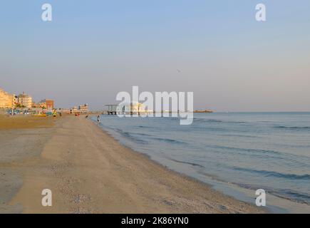 Vista sulla spiaggia di Senigallia, in Italia, rotonda a mare, molo all'alba. Paesaggio al mattino Foto Stock