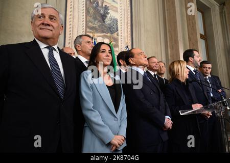 ROMA, ITALIA - 21 OTTOBRE: Antonio Tajani e Licia Ronzulli lasciano l'incontro con il presidente italiano Sergio Mattarella durante la prima giornata di consultazioni a Palazzo del Quirinale, il 21 ottobre 2022 a Roma, Italia.
(Foto di Fabrizio Corradetti / LiveMedia) Credit: Live Media Publishing Group/Alamy Live News Foto Stock