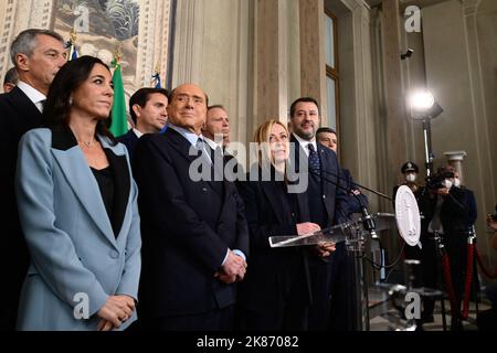 ROMA, ITALIA - 21 OTTOBRE: Licia Ronzulli Silvio Berlusconi Giorgia Meloni e Matteo Salvini lasciano l'incontro con il Presidente italiano Sergio Mattarella durante la prima giornata di consultazioni a Palazzo del Quirinale, il 21 ottobre 2022 a Roma.
(Foto di Fabrizio Corradetti / LiveMedia) Credit: Live Media Publishing Group/Alamy Live News Foto Stock