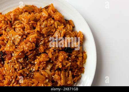 Riso fritto kimchi su fondo bianco Foto Stock
