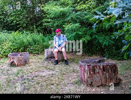 L'uomo anziano esplora il percorso dell'ex Muro di Berlino vicino al canale Britz, Baumschulenweg, Treptow-Köpenick, Berlino Foto Stock