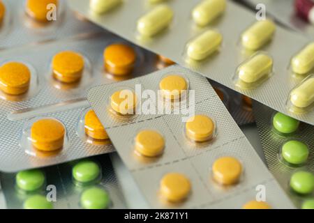 Molti pezzi di confezioni blister medicinale. Foto Stock