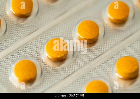 Pillole gialle nelle confezioni blister. Foto Stock