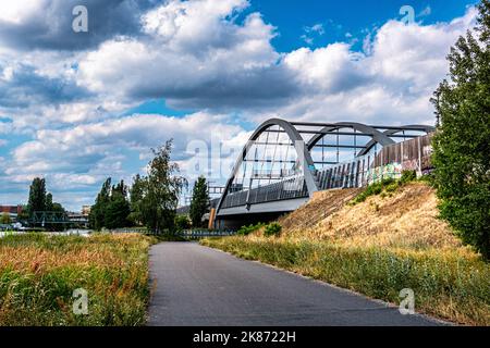 Percorso ciclabile lungo il percorso dell'ex Muro di Berlino passa sotto Ernst Keller Bridge Baumschulenweg,Treptow-Köpenick,Berlino Foto Stock