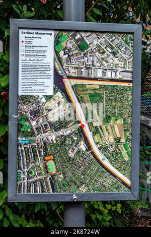 Berliner Mauerweg Sign Map on Route of ex Wall long Teltow Canal, Baumschulenweg, Treptow-Köpenick, Berlin Foto Stock