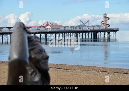 Statua in bronzo di Stephen Melton dell'aviatore Amy Johnson sul lungomare di Herne Bay, Kent. Il suo aereo si accamparò nel mare vicino alla città nel 1941. Foto Stock