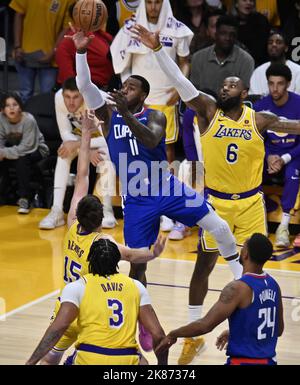 Los Angeles, Stati Uniti. 20th Ott 2022. La guardia dei Los Angeles Clippers John Wall (11) è stata imbrogliata dalla guardia dei Los Angeles Lakers Austin Reaves (15) durante la prima metà del loro gioco NBA alla Crypto.com Arena di Los Angeles giovedì 20 ottobre 2022. Foto di Jim Ruymen/UPI Credit: UPI/Alamy Live News Foto Stock