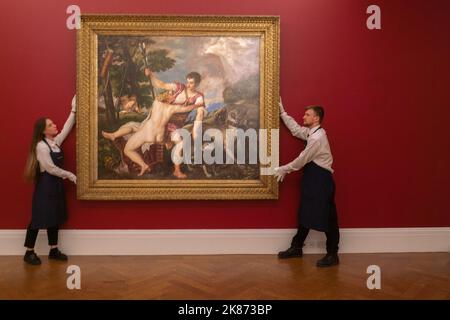 Londra Regno Unito. 21 ottobre 2022 . Sotheby's svela la Venere e Adone di Tiziano a guidare la vendita serale del Maestro Vecchio di dicembre, il lavoro più importante di Tiziano, ha stimato un valore di € 8-12 milioni. La vendita si svolge a Sotheby's New Bond Street il 7 dicembre . Credit: amer Ghazzal/Alamy Live News Foto Stock