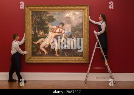 Londra Regno Unito. 21 ottobre 2022 . Sotheby's svela la Venere e Adone di Tiziano a guidare la vendita serale del Maestro Vecchio di dicembre, il lavoro più importante di Tiziano, ha stimato un valore di € 8-12 milioni. La vendita si svolge a Sotheby's New Bond Street il 7 dicembre . Credit: amer Ghazzal/Alamy Live News Foto Stock