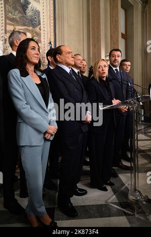 Roma, Italia. 21st Ott 2022. ROMA, ITALIA - 21 OTTOBRE: Licia Ronzulli Silvio Berlusconi Giorgia Meloni Matteo Salvini lascia l'incontro con il Presidente italiano Sergio Mattarella durante la prima giornata di consultazioni a Palazzo del Quirinale, il 21 ottobre 2022 a Roma (Foto di Fabrizio Corradetti/LiveMedia) Credit: Agenzia fotografica indipendente/Alamy Live News Foto Stock