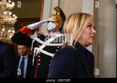 Roma, Italia. 21st Ott 2022. ROMA, ITALIA - 21 OTTOBRE: Giorgia Meloni lascia l'incontro con il Presidente italiano Sergio Mattarella durante la prima giornata di consultazioni a Palazzo del Quirinale, il 21 ottobre 2022 a Roma (Foto di Fabrizio Corradetti/LiveMedia) Credit: Independent Photo Agency/Alamy Live News Foto Stock