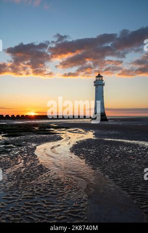 Faro di Perch Rock riflesso in increspature di sabbia, il Wirral, New Brighton, Cheshire, Inghilterra, Regno Unito, Europa Foto Stock