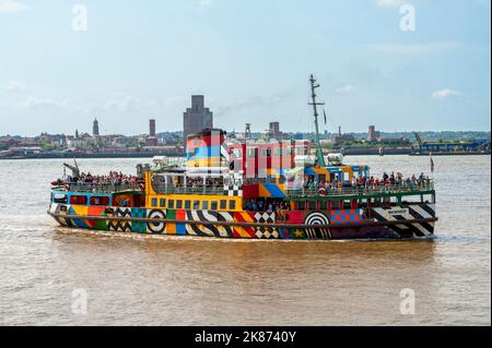Il traghetto Mersey Snowdrop che arriva a Pier Head, Liverpool, Merseyside, Inghilterra, Regno Unito, Europa Foto Stock