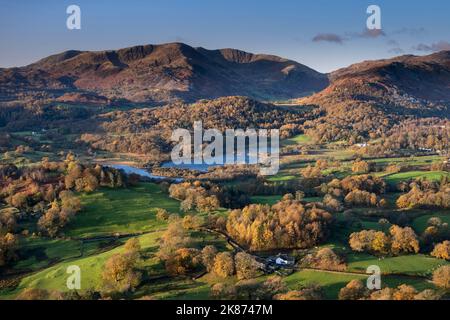 ELTER Water, Wetherlam e Tilberthwaite Fells da Loughrigg cadde in autunno, Lake District National Park, UNESCO, Cumbria, Inghilterra Foto Stock