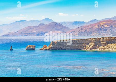 Vista sulle montagne bianche e sulla spiaggia di Triopetra, Agios Pavlos, Creta meridionale, Creta, Isole greche, Grecia, Europa Foto Stock