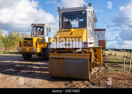 Compattatore a rulli vibrante per asfalto tandem pesante, attrezzature per la costruzione di strade, nessuna persona. Foto Stock