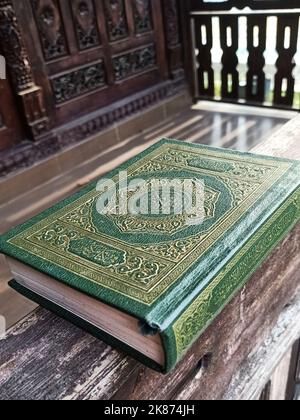 Il libro di al Quran, il libro sacro per i musulmani è collocato sulla recinzione del padiglione di legno dove gli studenti leggono e memorizzano il Corano Foto Stock