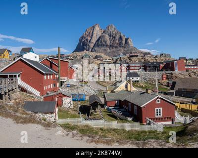 Case dipinte di colori nella piccola città di Uummannaq sull'isola di Uummannaq, Groenlandia, Danimarca, regioni polari Foto Stock