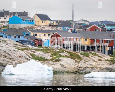 Una vista delle case dipinte di colori nella città di Ilulissat, Groenlandia, Danimarca, regioni polari Foto Stock