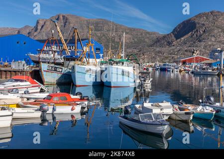 Il porto interno tra le case dipinte di colori nella città di Sisimiut, Groenlandia, Danimarca, regioni polari Foto Stock