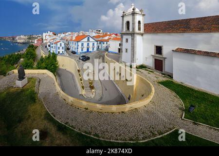 Vista panoramica sul centro storico della città e sulla chiesa di San Salvador, Sines, Alentejo, Portogallo, Europa Foto Stock