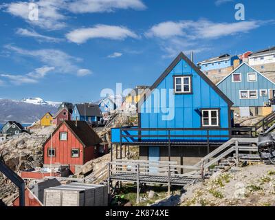 Case dipinte di colori nella piccola città di Uummannaq sull'isola di Uummannaq, Groenlandia, Danimarca, regioni polari Foto Stock