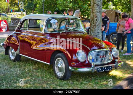 BADEN BADEN BADEN, GERMANIA - LUGLIO 2022: Red AUDI 51 DKW Auto Union 1000S 1963, oldtimer riunione a Kurpark. Foto Stock