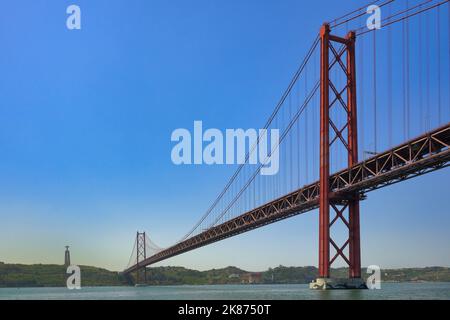 25 aprile ponte sospeso sul fiume Tago e Almada Cristo, Lisbona, Portogallo, Europa Foto Stock
