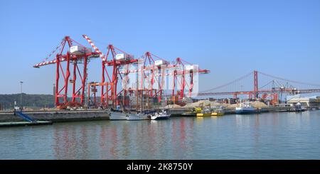 Porto di Lisbona, attracco Alcantara e ponte del 25 aprile, Lisbona, Portogallo, Europa Foto Stock