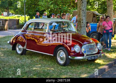 BADEN BADEN BADEN, GERMANIA - LUGLIO 2022: Red AUDI 51 DKW Auto Union 1000S 1963, oldtimer riunione a Kurpark. Foto Stock