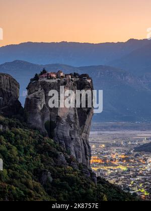 Monastero della Santissima Trinità al tramonto, Meteora, patrimonio dell'umanità dell'UNESCO, Tessaglia, Grecia, Europa Foto Stock