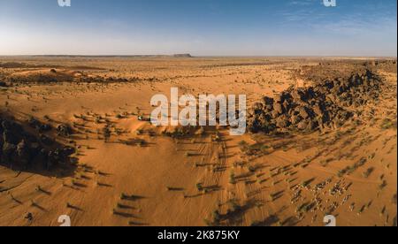 Un gruppo di formazioni rocciose peculiari tra Kiffa e Ayoun, Mauritania, deserto del Sahara, Africa Occidentale, Africa Foto Stock