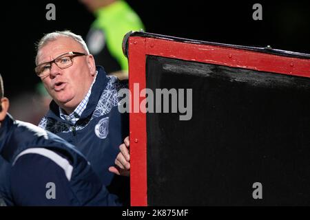 Steve Evans, allenatore di calcio durante la partita, mentre è in carica allo Stevenage Football Club Foto Stock