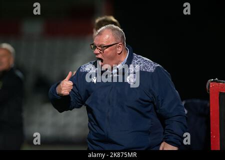 Steve Evans, allenatore di calcio durante la partita, mentre è in carica allo Stevenage Football Club Foto Stock