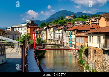 Passeggiata nel centro storico, Omegna, Lago d'Orta, Verbania, Piemonte, Laghi italiani, Italia, Europa Foto Stock