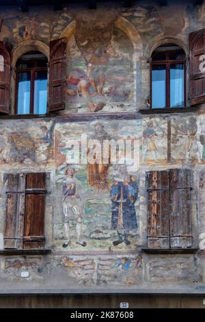 Facciata con affreschi di un antico palazzo, Feltre, Belluno, Veneto, Italia, Europa Foto Stock
