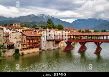 Vista sul centro storico con il fiume Brenta e il vecchio ponte, Bassano del Grappa, Vicenza, Patrimonio dell'Umanità dell'UNESCO, Veneto, Italia, Europa Foto Stock