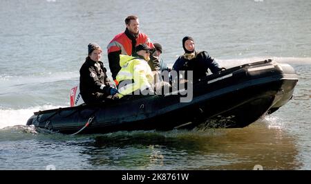 I subacquei durante una spedizione, qui sulla loro strada per tuffarsi verso il piroscafo a pale Eric Nordevall nel lago Vättern, Svezia. Foto Stock