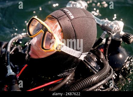 I subacquei durante una spedizione, qui sulla loro strada per tuffarsi verso il piroscafo a pale Eric Nordevall nel lago Vättern, Svezia. Foto Stock