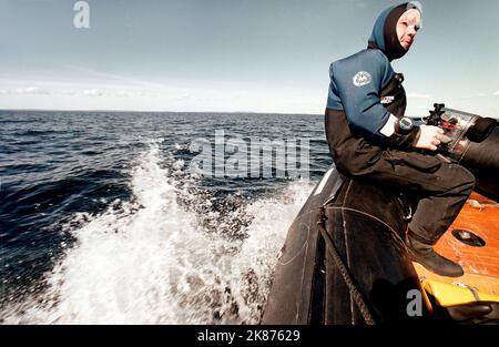 I subacquei durante una spedizione, qui sulla loro strada per tuffarsi verso il piroscafo a pale Eric Nordevall nel lago Vättern, Svezia. Foto Stock