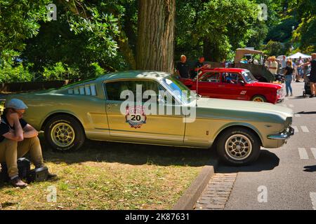 BADEN BADEN BADEN, GERMANIA - 2022 LUGLIO: Grigio Ford Mustang Fastback sport coupé 1967, appuntamento oldtimer a Kurpark. Foto Stock