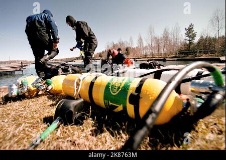 I subacquei durante una spedizione, qui sulla loro strada per tuffarsi verso il piroscafo a pale Eric Nordevall nel lago Vättern, Svezia. Foto Stock