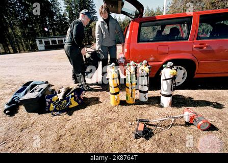 I subacquei durante una spedizione, qui sulla loro strada per tuffarsi verso il piroscafo a pale Eric Nordevall nel lago Vättern, Svezia. Foto Stock