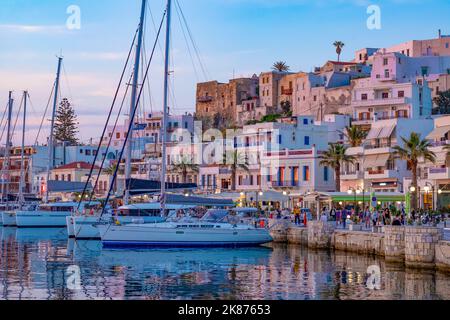 Crepuscolo con yacht ormeggiati al porto di Naxos Town, Naxos, le Cicladi, Mar Egeo, Isole greche, Grecia, Europa Foto Stock
