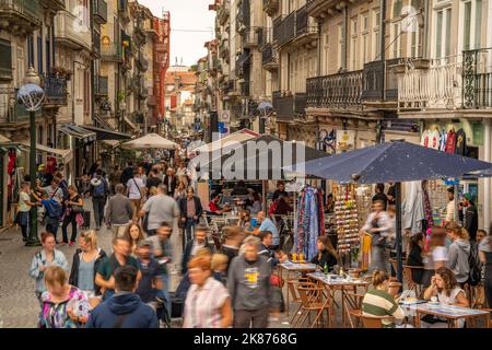 Vista della trafficata Rua de Mouzinho de Silveiro nel quartiere di Ribeira, patrimonio dell'umanità dell'UNESCO, Porto, Norte, Portogallo, Europa Foto Stock