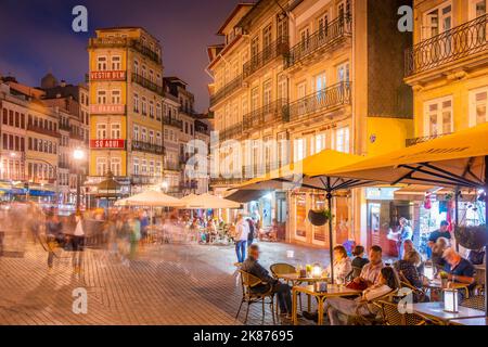 Vista dei caffè a Praca de Almeida Garrett di notte, Porto, Norte, Portogallo, Europa Foto Stock