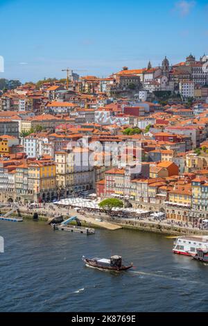 Vista sul fiume Douro e sui tetti della terrazza del quartiere di Ribeira, patrimonio dell'umanità dell'UNESCO, Porto, Norte, Portogallo, Europa Foto Stock