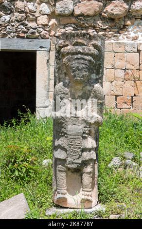 Colonna antropomorfa scolpita nel sito Maya di Oxkintok, Yucatan, Messico. Arte Maya e vecchio edificio Foto Stock